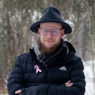 Fredrik Westblom i ett snöigt skogsparti