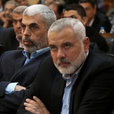 Kaksi Hamasin johtajaa iskuu totisena ja keskittyneenä yleisössä.