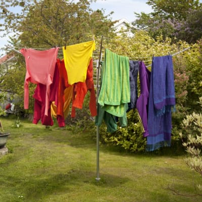 Tvättlina med kläder i regnbågens färger