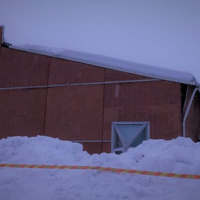 Sodankylän Sompion koulun auditorion katto ja seinä ovat vaarassa romahtaa.