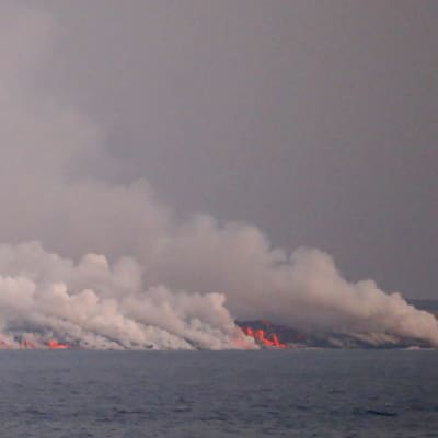 Lava från vulkanen Cumbre Vieja når havet, det ryker.