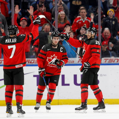 Kanadan pelaajat juhlivat kuvassa