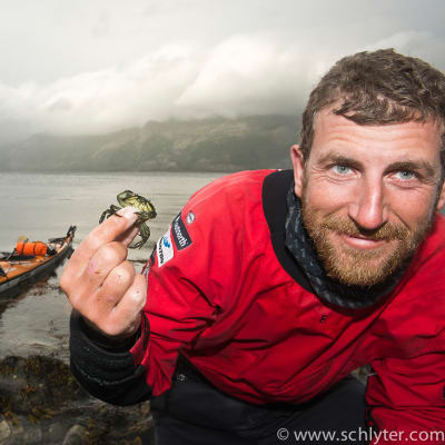 Sören Kjellkvist vid norska kusten med kajak och liten krabba.