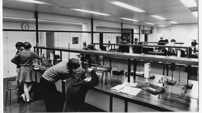 Studenter jobbar i laboratoriet, i GAdolinia, Åbo Akademi