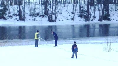 Polisen undersökte olycksplatsen på måndagen.