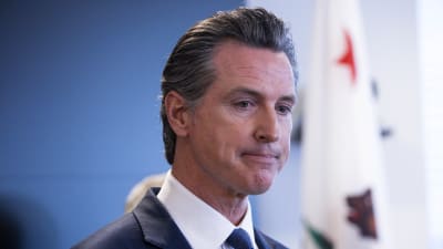 Kaliforniens demokratiske guvernör Gavin Newsom var mycket allvarlig under torsdagens presskonferens. 