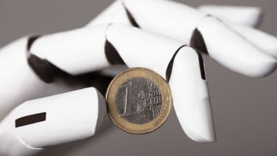En robothand som håller i ett euromynt.