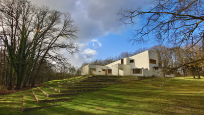 Alvar Aallon suunnittelema Maison Louis Carre -talo Ranskassa. Valkoisen talon edustalla geometriset ruohoportaat.