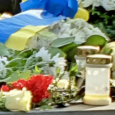 Blommor och ljus på minnesmärket Bruten linje på 25-årsdagen av Estoniakatastrofen.