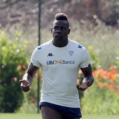 Mario Balotelli joggar tillsammans med en fysiktränare.