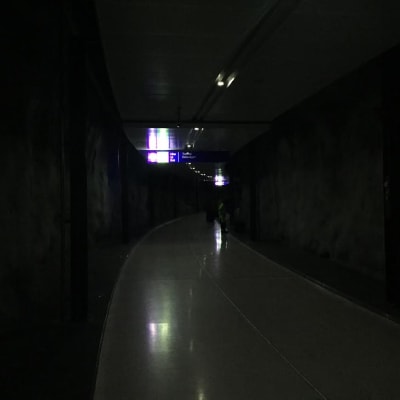 Pimeä kuva lentoaseman juna-asemalta.