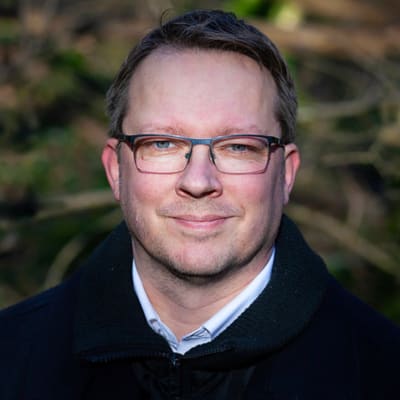 Ville Forsman tittar rakt in i kameran.