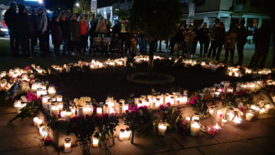 Blommor och ljus vid centrum i Kongsberg på torsdagen efter våldsdådet.