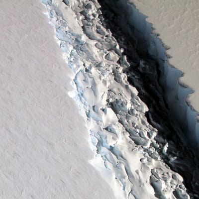 Valokuva Etelänapamantereen halkeamasta.