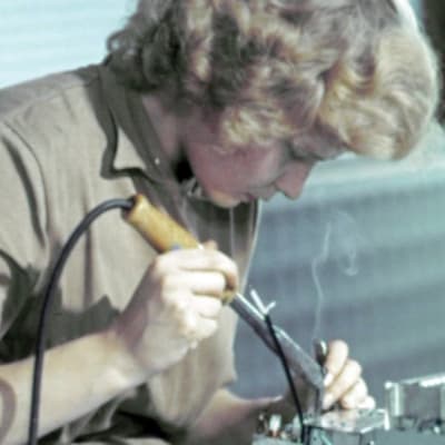 Radioiden valmistus oli vielä 50-lvulla käsityötä.