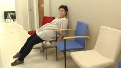 Arbetsfysioterapeut Cathlene Andersson testar olika stolar