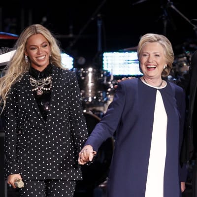Beyoncén ja Jay-Z:n välissä seisoo Hillary Clinton. 