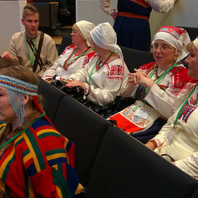 Suomalais-ugrilaisten kansojen maailmankongressin vieraita Lahdessa.