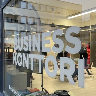 Kainuun yrittäjät ry:n Business konttori -toimitilan ikkuna, jossa lukee "Business konttori"