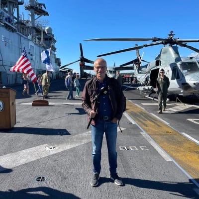 MIka Hentunen Yhdysvaltain maihinnousutukialuksen, USS Kearsargen kannella elokuussa 2022.