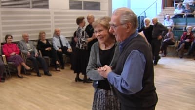 Ett äldre par dansar