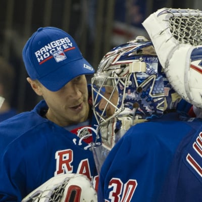 Antti Raanta och Henrik Lundqvist är målvakter i New York Rangers i NHL.