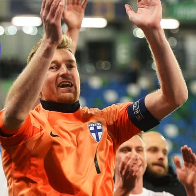 Lukas Hradecky firar seger i landslaget.