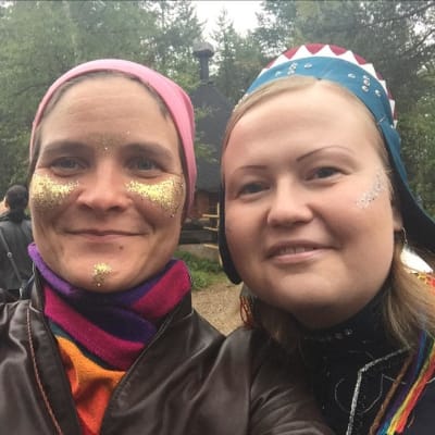 Pauliina Feodoroff ja Tiina Sanila-Aikio Sapmi Pridessa 2017. 