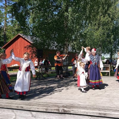 Ingå folkdansares juniorer uppträder på Hantverkardagen i Ingå.