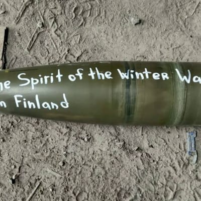 En granat med texten "In the spirit of the Winter War from Finland".