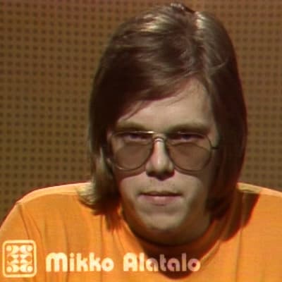 Mikko Alatalo juontaa Iltatähteä vuonna 1974.