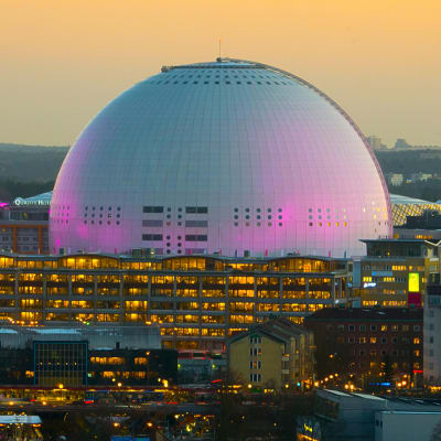 Arenan Globen i Stockholm, upplyst med ett rosa sken.