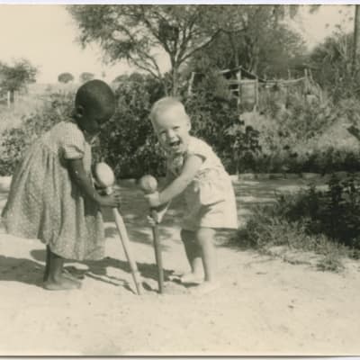 Ambomaa, lähetyssaarnaajien lapsia, 1910-1930, Suomen Lähetysseura ry:n kuvakokoelma, Kaksi lasta leikkivät heittonuijilla.