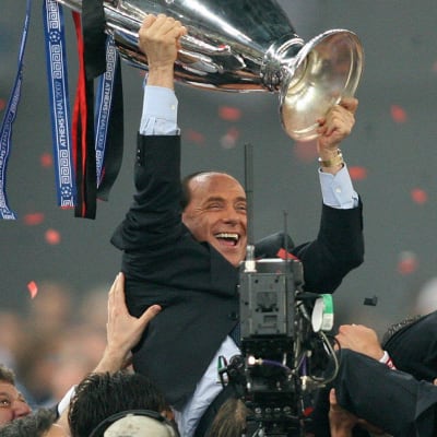 Silvio Berlusconi med Champions League-pokalen.