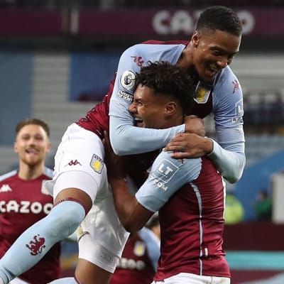 Aston Villa firar mål.
