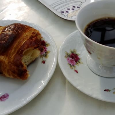 kahvihetki kahvi ja croissant ruusukuppi kahvikuppi