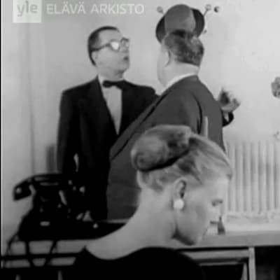 Valistusfilmi kunnallispolitiikasta: näkymä pankista (1956).