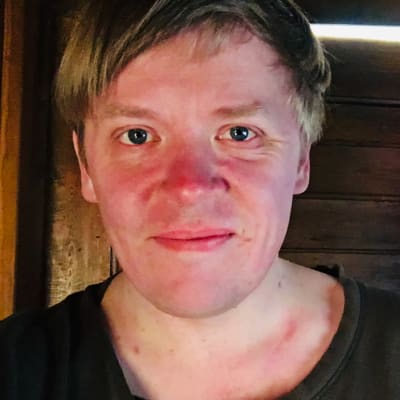 Viulisti Pekka Kuusisto. Selfie kotona 27.3.2020.