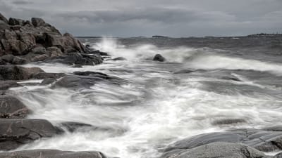 stormigt hav och klippor