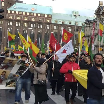 Demonstration i Helsingfors mot Turkiets intrång i Syrien
