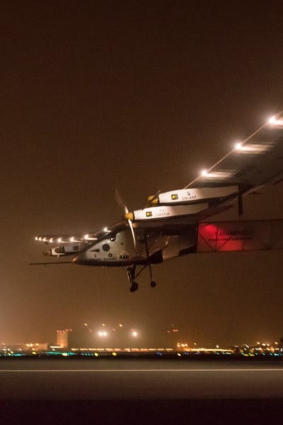 Solenergiplanet Solar Impulse 2 landar i Muskat, Oman den 17 maj 2016.