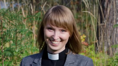 Marjaana Häkkinen präst vid Finlands sjömanskyrka i London ler mot kameran