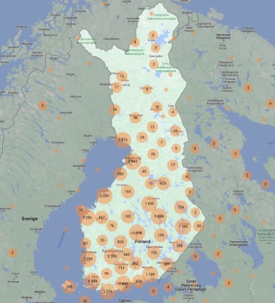 En karta över Finland med orange bollar som innehåller olika tal.