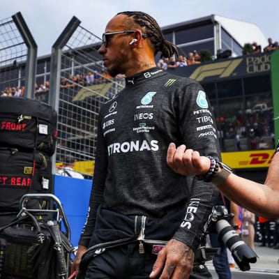 Lewis Hamilton ser fokuserad ut.