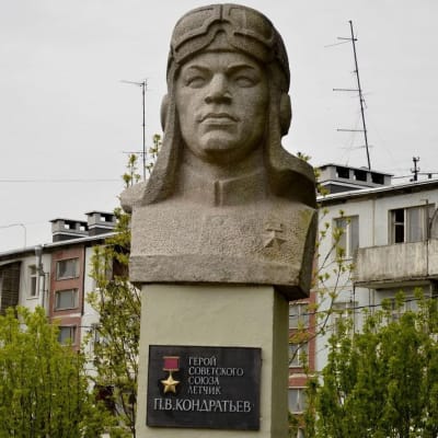 Säkkijärven keskustaa, lentäjäsankari Kondratejevin patsas