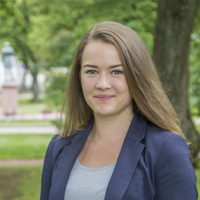 Frida Sigfrids, ordförande för Svensk Ungdom, och Ida Leino, ordförande för Samlingspartiets ungdomsförbund.
