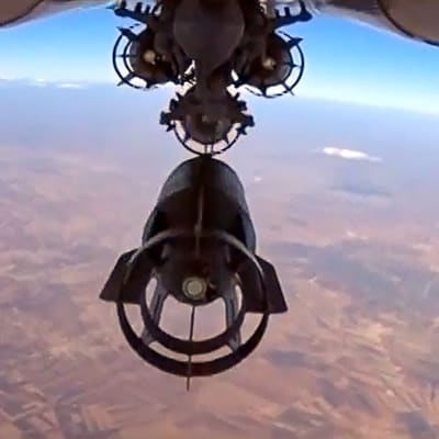 Venäjän puolustusministeriön julkaisema kuvakaappaus 6. lokakuuta kuvatusta videosta näyttää Venäjän ilmavoimien Su-24-pommittajan pudottamassa pommeja ilmaiskussa Syyriassa.