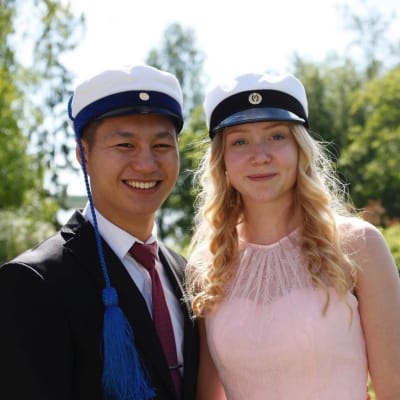 Thang och Isabell ser in i kameran