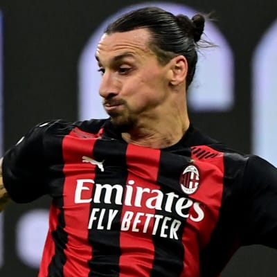 Zlatan Ibrahimovic skjuter mot Hellas Verona.