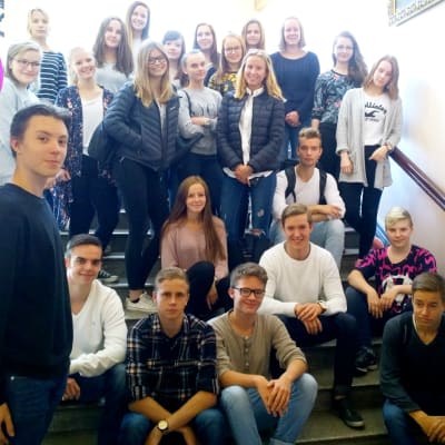 Elever i Vasa övningsskolas gymnasium som är med i Yle Nyhetsskolan.